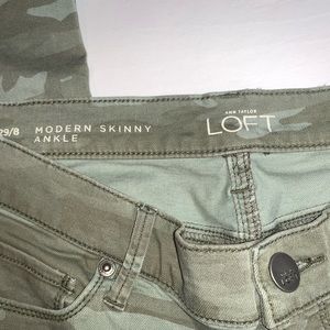 Ann Taylor Loft/Modern Skinny Ankle/camouflaged pants